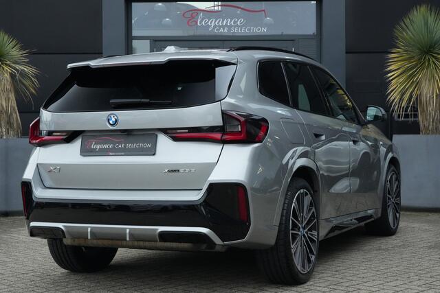 BMW X1 xDrive25e M Sport | 245PK | Pano | HUD | 360° | 20" | Keyless | Premium Pack | Travel Pack | BMW X1 xDrive25e M Sport 245 PK Plug-in Hybrid met 1.5 driecilinder, panoramadak, Head-Up Display, 360° camera, 20-inch lichtmetalen velgen, Keyless Entry, Parking Assistant Profes