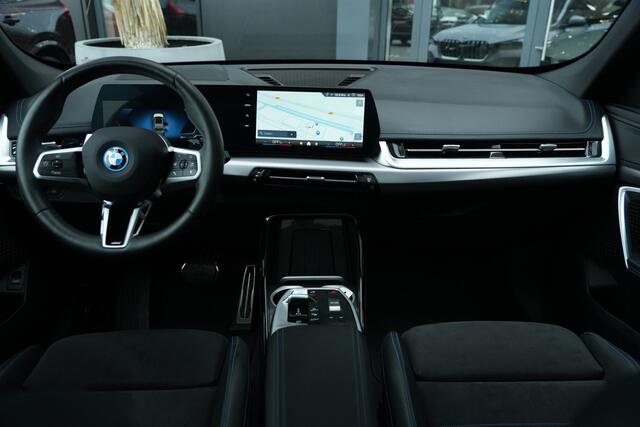 BMW X1 xDrive25e M Sport | 245PK | Pano | HUD | 360° | 20" | Keyless | Premium Pack | Travel Pack | BMW X1 xDrive25e M Sport 245 PK Plug-in Hybrid met 1.5 driecilinder, panoramadak, Head-Up Display, 360° camera, 20-inch lichtmetalen velgen, Keyless Entry, Parking Assistant Profes
