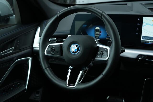 BMW X1 xDrive25e M Sport | 245PK | Pano | HUD | 360° | 20" | Keyless | Premium Pack | Travel Pack | BMW X1 xDrive25e M Sport 245 PK Plug-in Hybrid met 1.5 driecilinder, panoramadak, Head-Up Display, 360° camera, 20-inch lichtmetalen velgen, Keyless Entry, Parking Assistant Profes