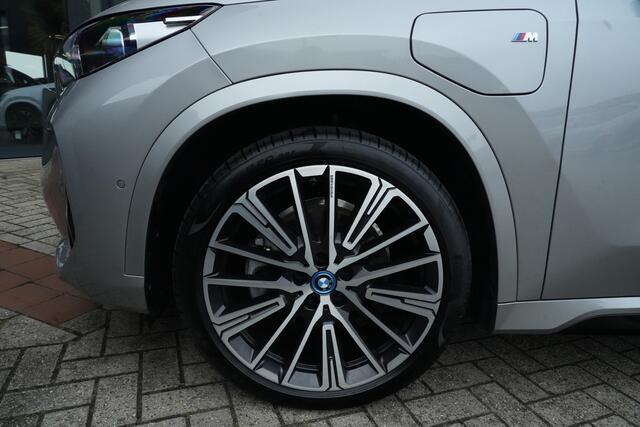 BMW X1 xDrive25e M Sport | 245PK | Pano | HUD | 360° | 20" | Keyless | Premium Pack | Travel Pack | BMW X1 xDrive25e M Sport 245 PK Plug-in Hybrid met 1.5 driecilinder, panoramadak, Head-Up Display, 360° camera, 20-inch lichtmetalen velgen, Keyless Entry, Parking Assistant Profes