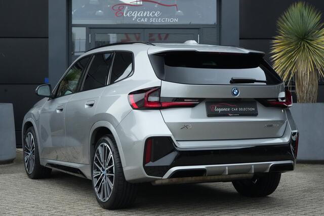 BMW X1 xDrive25e M Sport | 245PK | Pano | HUD | 360° | 20" | Keyless | Premium Pack | Travel Pack | BMW X1 xDrive25e M Sport 245 PK Plug-in Hybrid met 1.5 driecilinder, panoramadak, Head-Up Display, 360° camera, 20-inch lichtmetalen velgen, Keyless Entry, Parking Assistant Profes