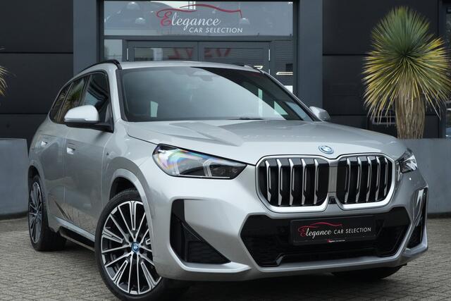 BMW X1 xDrive25e M Sport | 245PK | Pano | HUD | 360° | 20" | Keyless | Premium Pack | Travel Pack | BMW X1 xDrive25e M Sport 245 PK Plug-in Hybrid met 1.5 driecilinder, panoramadak, Head-Up Display, 360° camera, 20-inch lichtmetalen velgen, Keyless Entry, Parking Assistant Profes