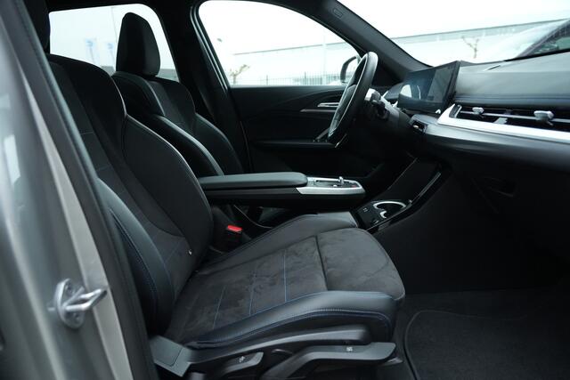 BMW X1 xDrive25e M Sport | 245PK | Pano | HUD | 360° | 20" | Keyless | Premium Pack | Travel Pack | BMW X1 xDrive25e M Sport 245 PK Plug-in Hybrid met 1.5 driecilinder, panoramadak, Head-Up Display, 360° camera, 20-inch lichtmetalen velgen, Keyless Entry, Parking Assistant Profes