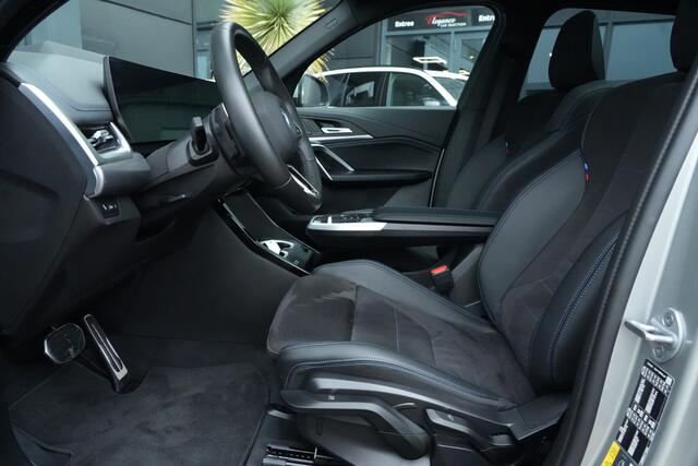 BMW X1 xDrive25e M Sport | 245PK | Pano | HUD | 360° | 20" | Keyless | Premium Pack | Travel Pack | BMW X1 xDrive25e M Sport 245 PK Plug-in Hybrid met 1.5 driecilinder, panoramadak, Head-Up Display, 360° camera, 20-inch lichtmetalen velgen, Keyless Entry, Parking Assistant Profes
