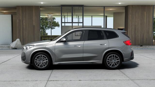 BMW X1 xDrive30e M Sport Automaat / Panoramadak / Trekhaak / Sportstoelen / Head-Up / M Adaptief onderstel / Adaptieve LED / Parking Assistant Plus / Comfort Access