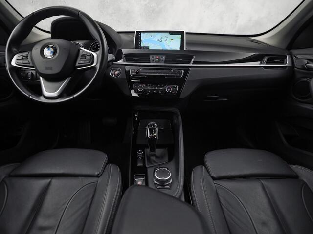 BMW X1 sDrive20i High Executive 192Pk Automaat (GROOT NAVI, HEAD-UP DISPLAY, LEDER, STOELVERWARMING, SPORTSTOELEN, GETINT GLAS, TREKHAAK, VIRTUAL COCKPIT, CRUISE, NIEUWSTAAT)
