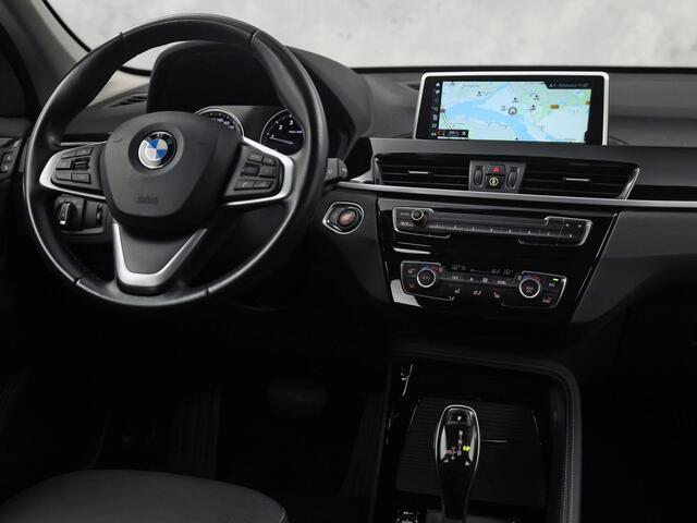BMW X1 sDrive20i High Executive 192Pk Automaat (GROOT NAVI, HEAD-UP DISPLAY, LEDER, STOELVERWARMING, SPORTSTOELEN, GETINT GLAS, TREKHAAK, VIRTUAL COCKPIT, CRUISE, NIEUWSTAAT)