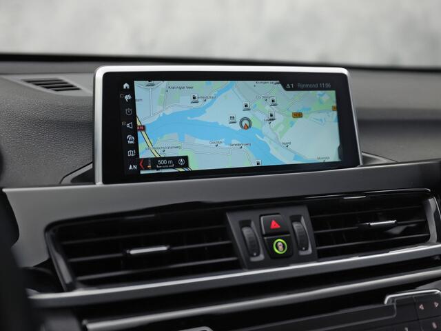 BMW X1 sDrive20i High Executive 192Pk Automaat (GROOT NAVI, HEAD-UP DISPLAY, LEDER, STOELVERWARMING, SPORTSTOELEN, GETINT GLAS, TREKHAAK, VIRTUAL COCKPIT, CRUISE, NIEUWSTAAT)
