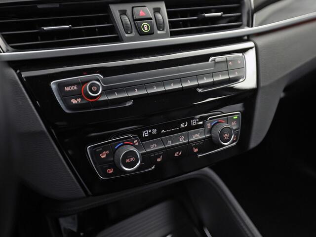 BMW X1 sDrive20i High Executive 192Pk Automaat (GROOT NAVI, HEAD-UP DISPLAY, LEDER, STOELVERWARMING, SPORTSTOELEN, GETINT GLAS, TREKHAAK, VIRTUAL COCKPIT, CRUISE, NIEUWSTAAT)