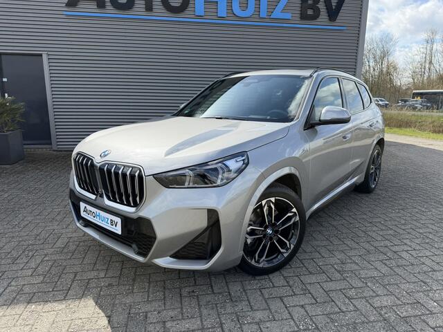 BMW X1 sDrive20i M Sport Panoramadak Stuurwielverwarming Massage 19 Inch Keyless Entry ACC Harman-Kardon Sound 360 Gr Camera Keyless Entry Head-Up Display