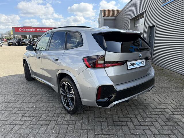 BMW X1 sDrive20i M Sport Panoramadak Stuurwielverwarming Massage 19 Inch Keyless Entry ACC Harman-Kardon Sound 360 Gr Camera Keyless Entry Head-Up Display