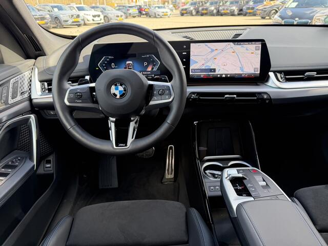 BMW X1 sDrive20i M Sport Panoramadak Stuurwielverwarming Massage 19 Inch Keyless Entry ACC Harman-Kardon Sound 360 Gr Camera Keyless Entry Head-Up Display