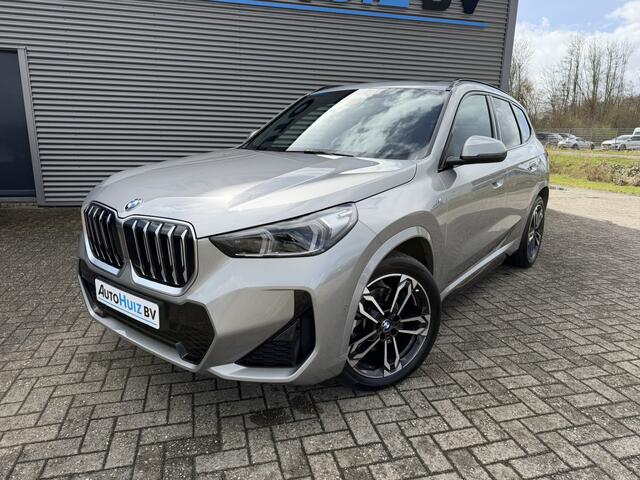 BMW X1 sDrive20i M Sport Premium Pakket Panoramadak Trekhaak Achteruitrijcamera Stoelverwarming Keyless Entry Carplay