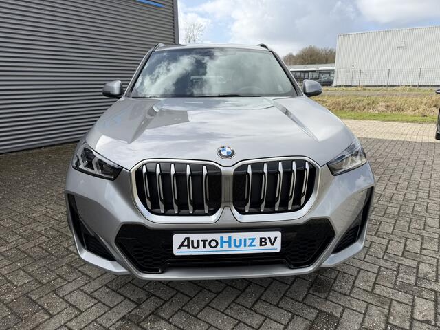BMW X1 sDrive20i M Sport Premium Pakket Panoramadak Trekhaak Achteruitrijcamera Stoelverwarming Keyless Entry Carplay