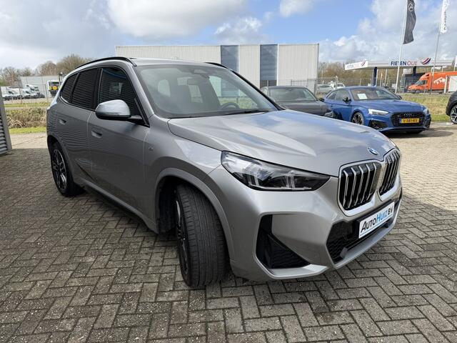 BMW X1 sDrive20i M Sport Premium Pakket Panoramadak Trekhaak Achteruitrijcamera Stoelverwarming Keyless Entry Carplay