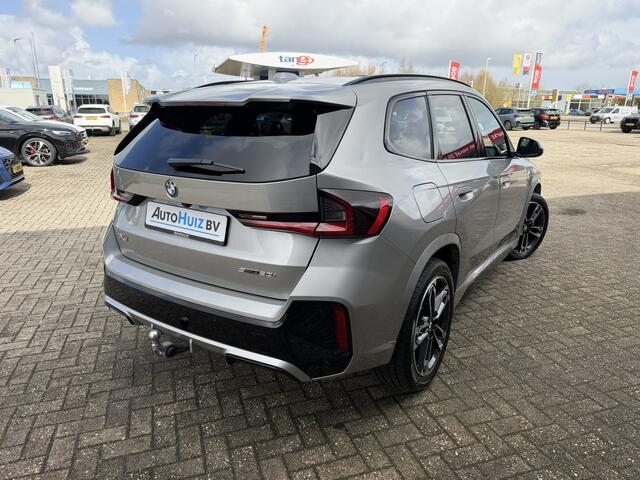 BMW X1 sDrive20i M Sport Premium Pakket Panoramadak Trekhaak Achteruitrijcamera Stoelverwarming Keyless Entry Carplay