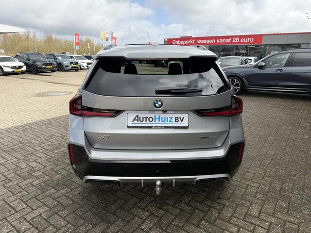 BMW X1 sDrive20i M Sport Premium Pakket Panoramadak Trekhaak Achteruitrijcamera Stoelverwarming Keyless Entry Carplay