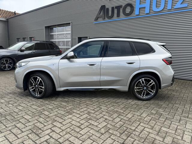 BMW X1 sDrive20i M Sport Premium Pakket Panoramadak Trekhaak Achteruitrijcamera Stoelverwarming Keyless Entry Carplay