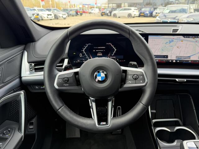 BMW X1 sDrive20i M Sport Premium Pakket Panoramadak Trekhaak Achteruitrijcamera Stoelverwarming Keyless Entry Carplay