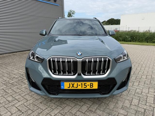 BMW X1 xDrive23i M Sport Panoramadak Trekhaak Head-Up Display Leder ACC Stoelverwarming Harman-Kardon Carplay 360 Camera Stuurwielverwarming