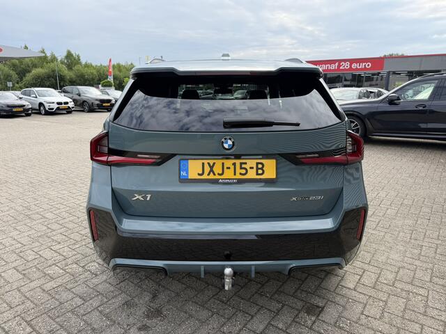 BMW X1 xDrive23i M Sport Panoramadak Trekhaak Head-Up Display Leder ACC Stoelverwarming Harman-Kardon Carplay 360 Camera Stuurwielverwarming