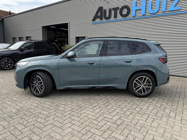 BMW X1 xDrive23i M Sport Panoramadak Trekhaak Head-Up Display Leder ACC Stoelverwarming Harman-Kardon Carplay 360 Camera Stuurwielverwarming