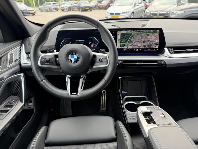 BMW X1 xDrive23i M Sport Panoramadak Trekhaak Head-Up Display Leder ACC Stoelverwarming Harman-Kardon Carplay 360 Camera Stuurwielverwarming