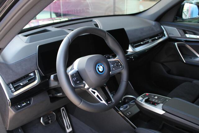 BMW X1 xDrive25e M Sport Automaat / Panoramadak / Trekhaak / M Sportstoelen / Head-Up / M Adaptief onderstel / Comfort Access / Adaptieve LED / Parking Assistant Plus