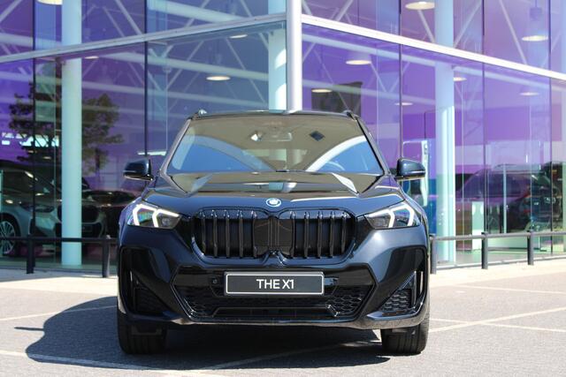 BMW X1 xDrive25e M Sport Automaat / Panoramadak / Trekhaak / M Sportstoelen / Head-Up / M Adaptief onderstel / Comfort Access / Adaptieve LED / Parking Assistant Plus