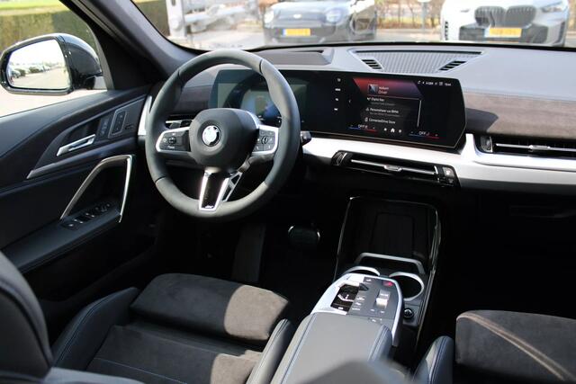 BMW X1 xDrive25e M Sport / Panoramadak / Sportstoelen / M Adaptief onderstel / Head-Up / Parking Assistant Plus / Comfort Access / Stuurverwarming