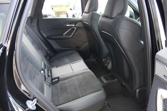 BMW X1 xDrive25e M Sport / Panoramadak / Sportstoelen / M Adaptief onderstel / Head-Up / Parking Assistant Plus / Comfort Access / Stuurverwarming