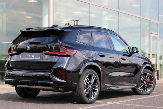 BMW X1 xDrive25e M Sport / Panoramadak / Sportstoelen / M Adaptief onderstel / Head-Up / Parking Assistant Plus / Comfort Access / Stuurverwarming