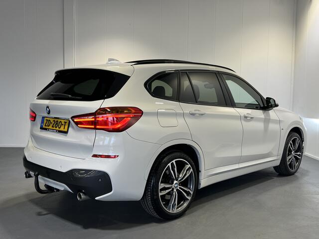 BMW X1 sDrive20i Executive Edition Panoramadak | Trekhaak | Navigatie/Android/Apple Carplay | LM Velgen | Voorstoelen Verwarmd | Achteruitrijcamera | Cruise Control |