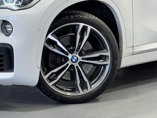 BMW X1 sDrive20i Executive Edition Panoramadak | Trekhaak | Navigatie/Android/Apple Carplay | LM Velgen | Voorstoelen Verwarmd | Achteruitrijcamera | Cruise Control |