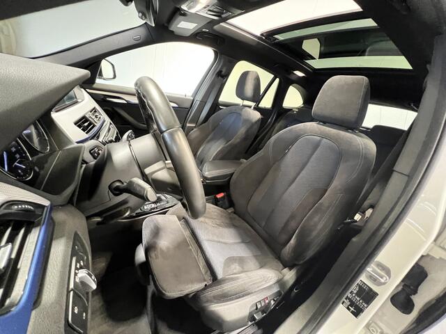 BMW X1 sDrive20i Executive Edition Panoramadak | Trekhaak | Navigatie/Android/Apple Carplay | LM Velgen | Voorstoelen Verwarmd | Achteruitrijcamera | Cruise Control |