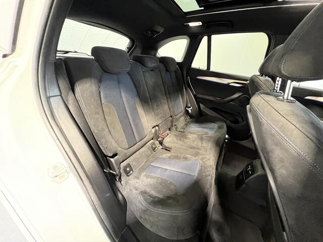 BMW X1 sDrive20i Executive Edition Panoramadak | Trekhaak | Navigatie/Android/Apple Carplay | LM Velgen | Voorstoelen Verwarmd | Achteruitrijcamera | Cruise Control |