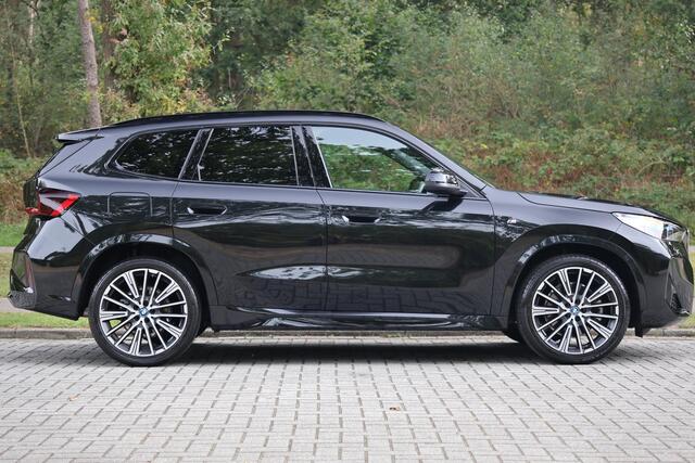 BMW X1 sDrive20i M-Sport | Pano | 20"| H&K | ACC | Massage | Memory | Elektr. trekhaak | Keyless | Camera | Etc.