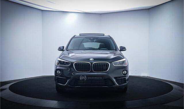 BMW X1 20iA X.Dr. SPORT LINE PANO | HARMAN KARDON | LEER | MEMORY | STOEL+STUURVERW. | CAMERA | FULL LED | AFN TREKHAAK | LMV
