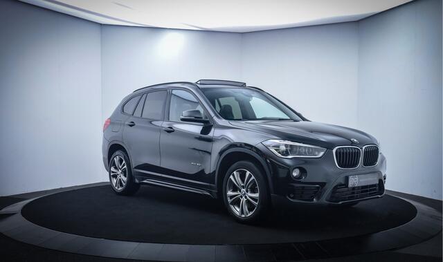 BMW X1 20iA X.Dr. SPORT LINE PANO | HARMAN KARDON | LEER | MEMORY | STOEL+STUURVERW. | CAMERA | FULL LED | AFN TREKHAAK | LMV