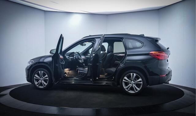 BMW X1 20iA X.Dr. SPORT LINE PANO | HARMAN KARDON | LEER | MEMORY | STOEL+STUURVERW. | CAMERA | FULL LED | AFN TREKHAAK | LMV