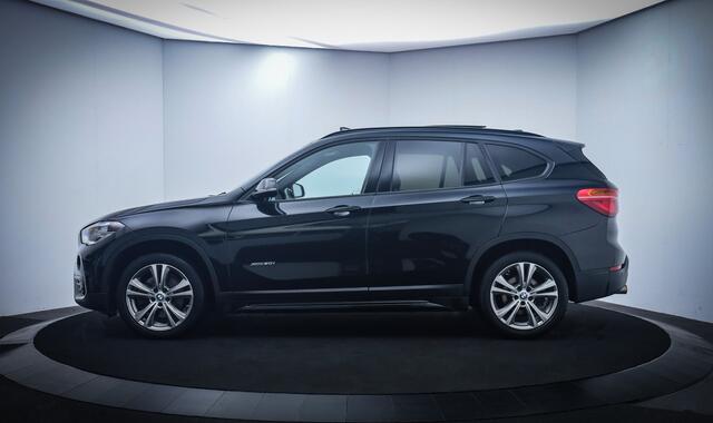 BMW X1 20iA X.Dr. SPORT LINE PANO | HARMAN KARDON | LEER | MEMORY | STOEL+STUURVERW. | CAMERA | FULL LED | AFN TREKHAAK | LMV