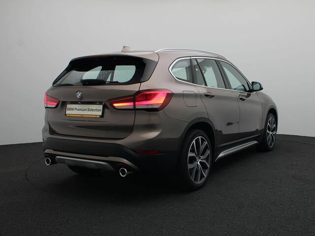 BMW X1 sDrive20i Orange Edition | High Executive | Audio Media Pack | Parking Pack | Trekhaak | Panoramadak | Head Up Display | HiFi | 18''