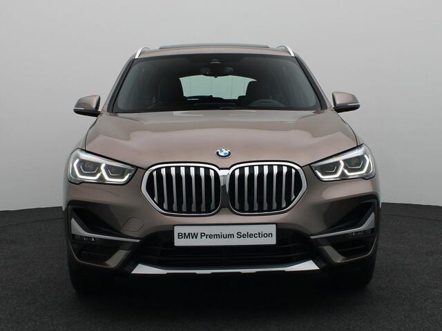 BMW X1 sDrive20i Orange Edition | High Executive | Audio Media Pack | Parking Pack | Trekhaak | Panoramadak | Head Up Display | HiFi | 18''