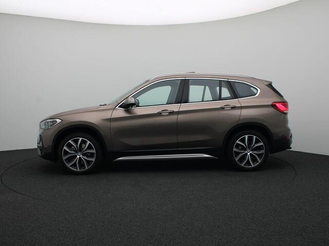 BMW X1 sDrive20i Orange Edition | High Executive | Audio Media Pack | Parking Pack | Trekhaak | Panoramadak | Head Up Display | HiFi | 18''