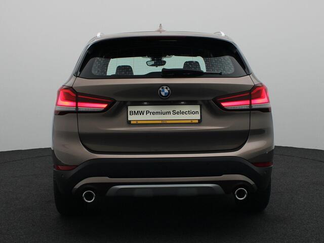 BMW X1 sDrive20i Orange Edition | High Executive | Audio Media Pack | Parking Pack | Trekhaak | Panoramadak | Head Up Display | HiFi | 18''