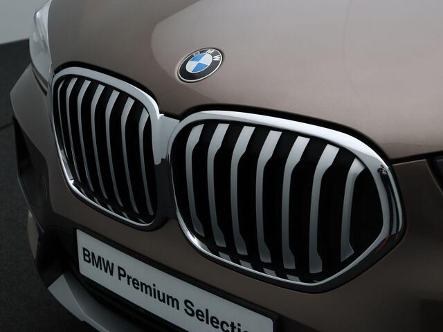 BMW X1 sDrive20i Orange Edition | High Executive | Audio Media Pack | Parking Pack | Trekhaak | Panoramadak | Head Up Display | HiFi | 18''