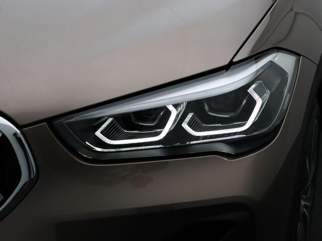 BMW X1 sDrive20i Orange Edition | High Executive | Audio Media Pack | Parking Pack | Trekhaak | Panoramadak | Head Up Display | HiFi | 18''