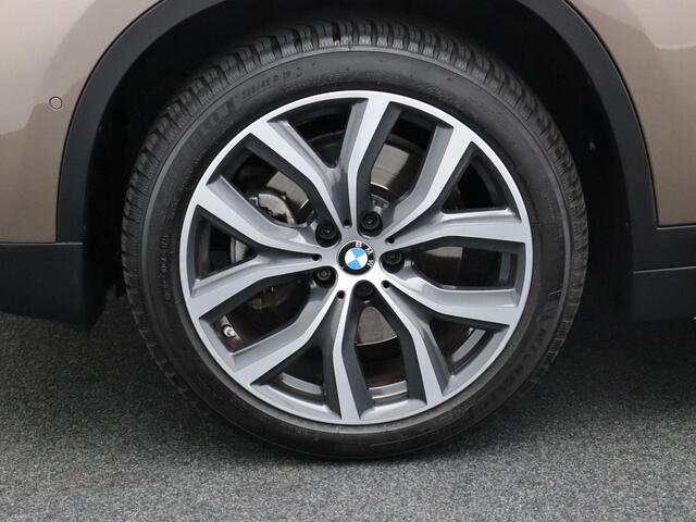 BMW X1 sDrive20i Orange Edition | High Executive | Audio Media Pack | Parking Pack | Trekhaak | Panoramadak | Head Up Display | HiFi | 18''