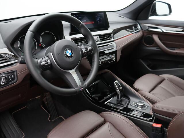 BMW X1 sDrive20i Orange Edition | High Executive | Audio Media Pack | Parking Pack | Trekhaak | Panoramadak | Head Up Display | HiFi | 18''