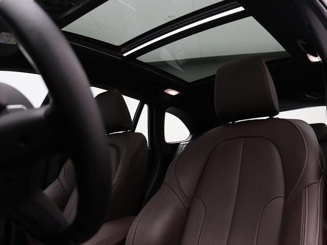 BMW X1 sDrive20i Orange Edition | High Executive | Audio Media Pack | Parking Pack | Trekhaak | Panoramadak | Head Up Display | HiFi | 18''
